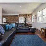 Urbanstyle Claremont Apartment - Executive Escapes