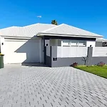 Tranquil & Elegant Getaway Home, Near City & Beach