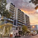Spacious 2 Bedroom Pool & Gym In Perth City