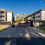 Riverside Elegance Central 1Br 1Ba Apartment