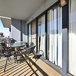 Stylish Cbd Stay 2Br With Balcony & Wi-Fi