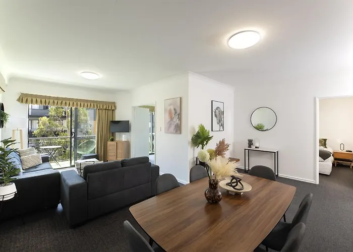Spacious 2 Bedroom Pool & Gym In Perth City