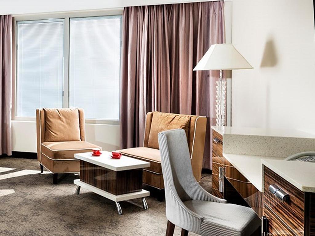 Swan River Hotel