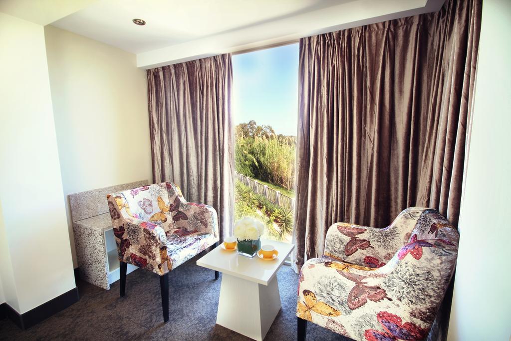 Swan River Hotel 4*
