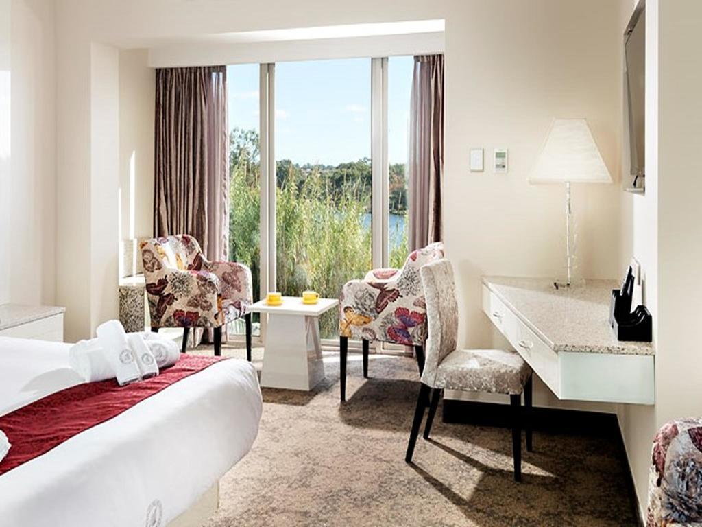Hotel Swan River