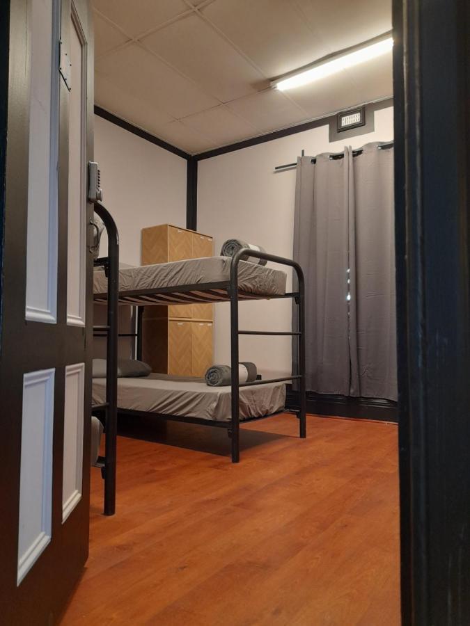 Ozi Inn Backpackers - Perth -Valid International Passport Required * Perth