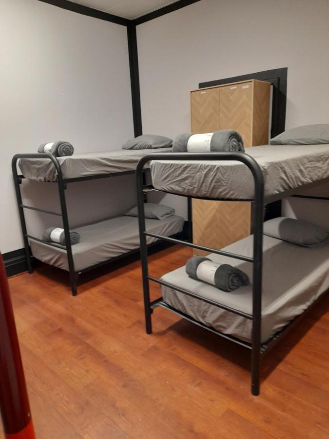 Ozi Backpackers - -valid Passport Required Asrama Perth