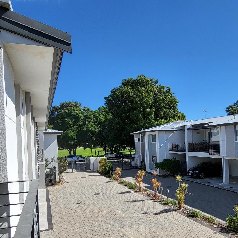Apartment Gerring Court With Free 1 Car Bay Parking