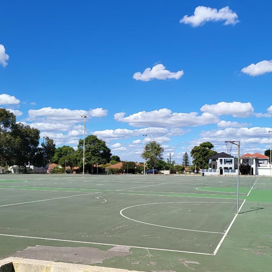 Apartment Gerring Court With Free 1 Car Bay Parking *