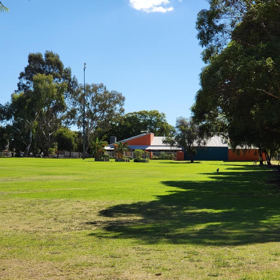 Gerring Court With Free 1 Car Bay Parking