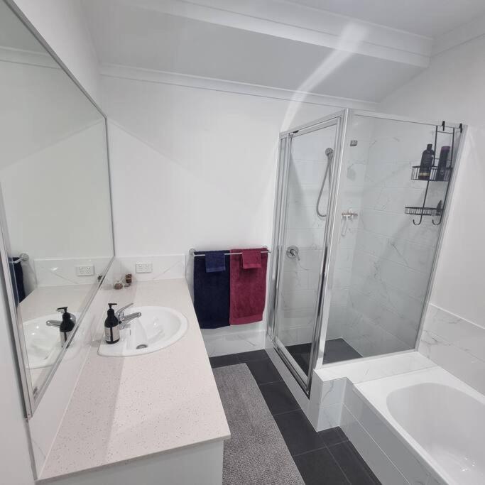 Tranquil & Elegant Getaway Home, Near & Villa Perth