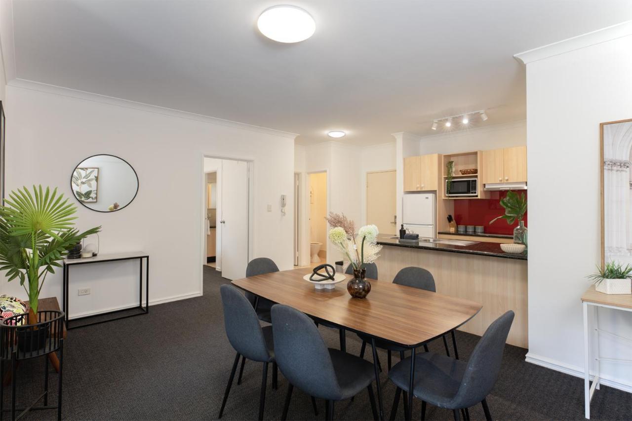 Spacious 2 Bedroom Pool & Gym In Apartment *