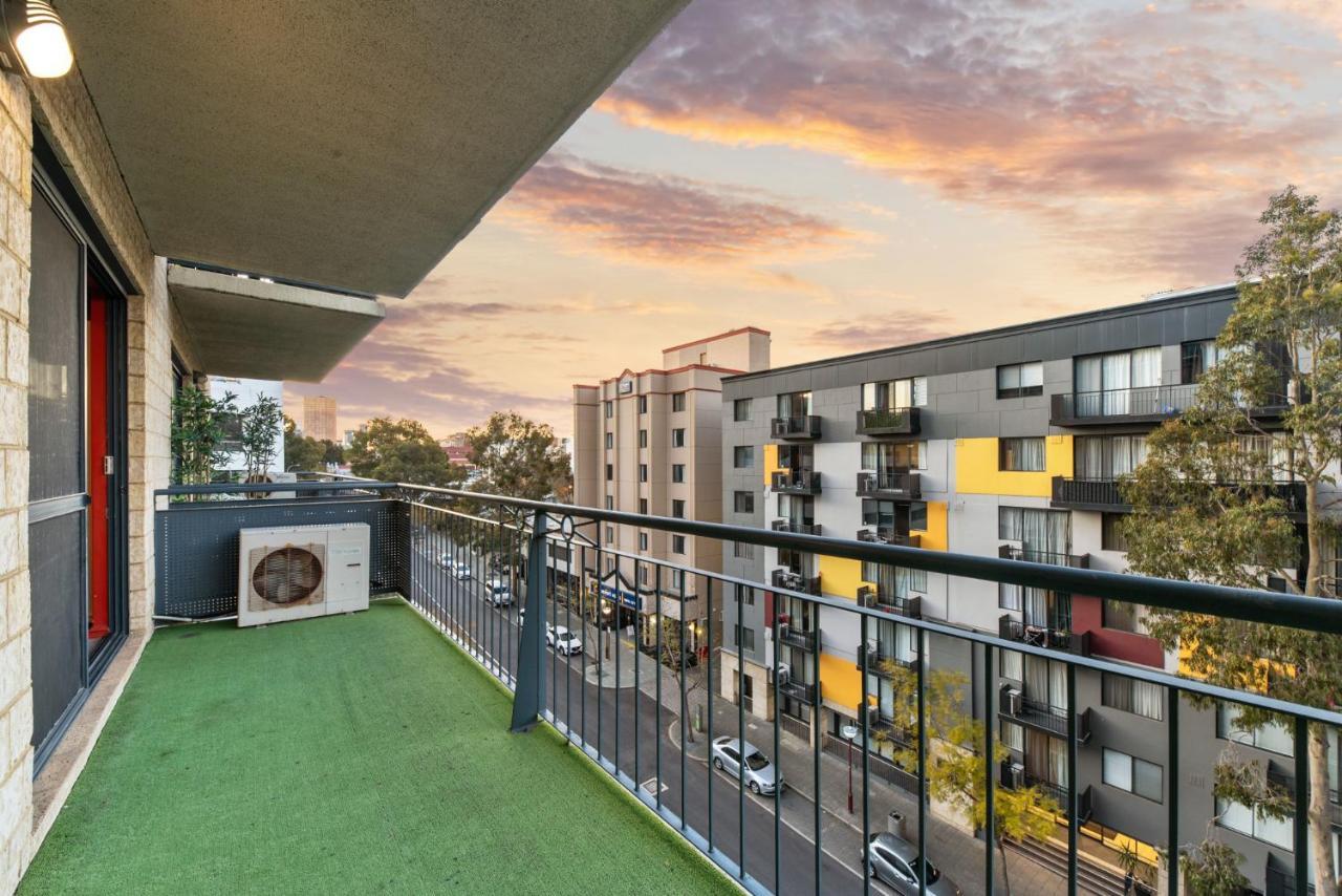 Spacious 2 Bedroom Pool & Gym In * Perth