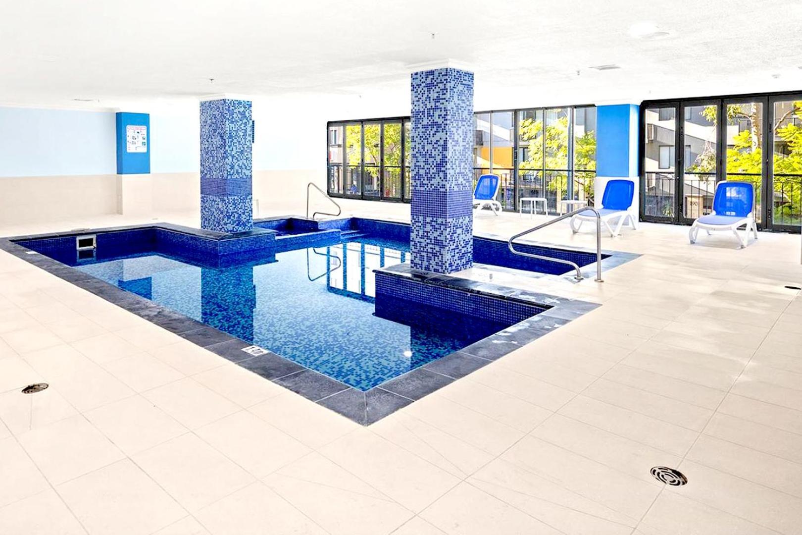 Stylish Executive Pad W Parking And Pool Apartment *