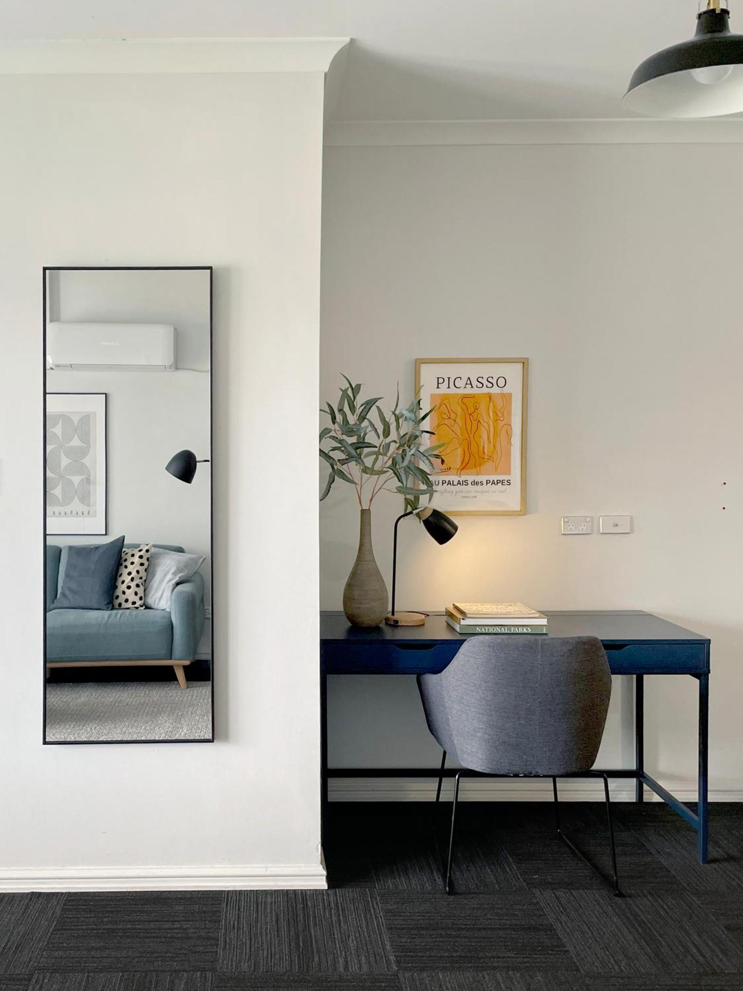 Stylish Executive Pad W Parking And Pool Apartment *
