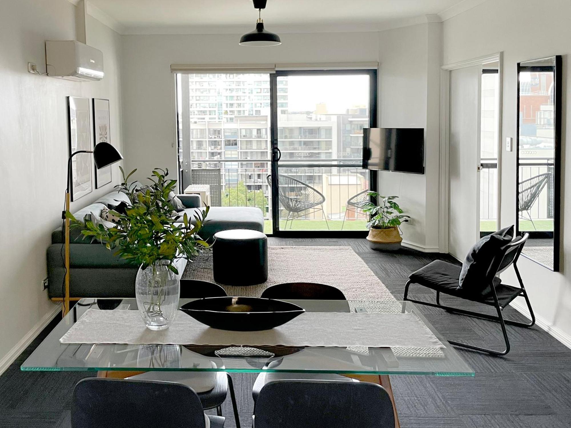 Stylish Executive Pad W Parking And Pool Perth