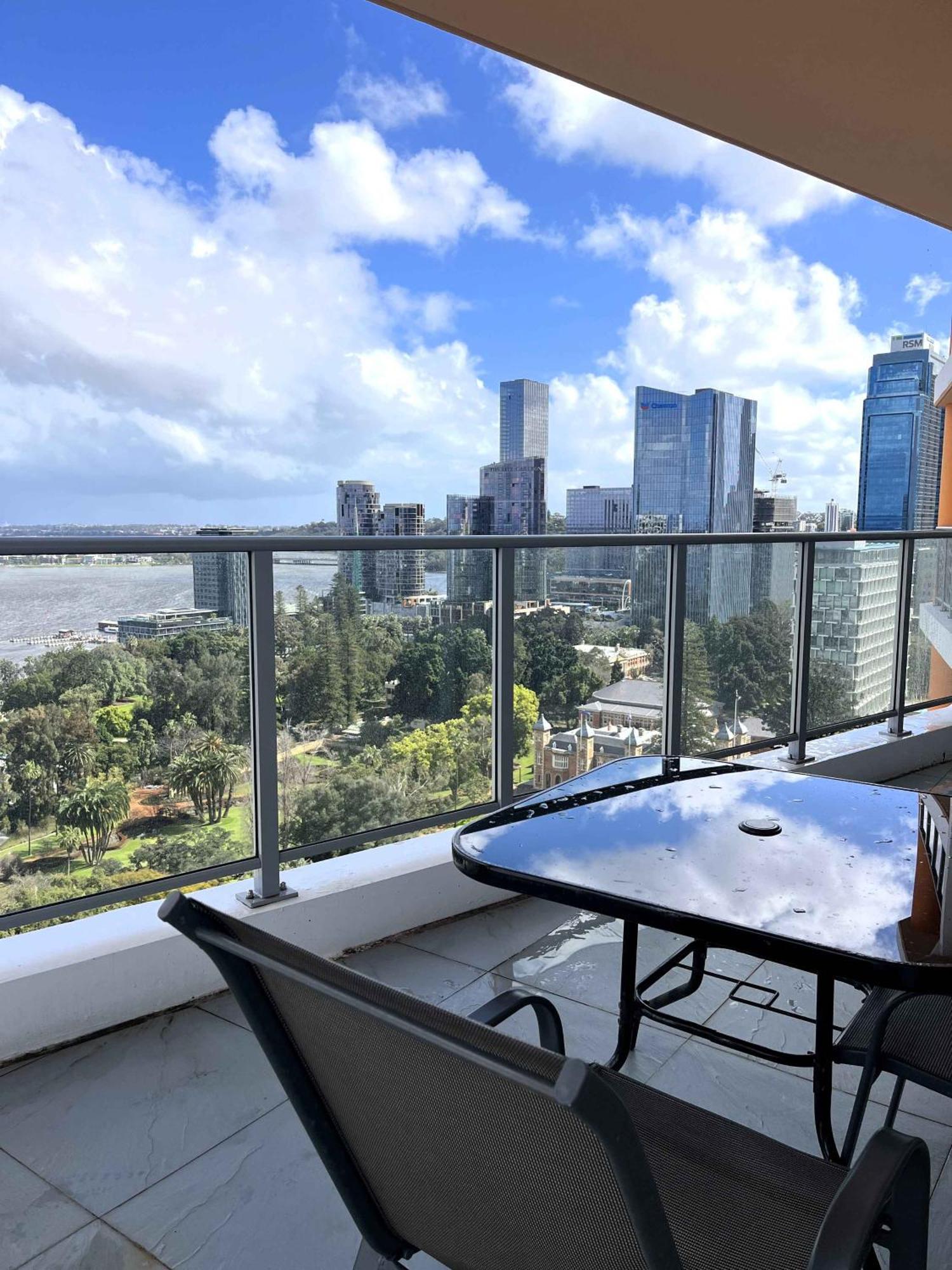 114 Incredible Cbd Swanriver Prkg * Perth