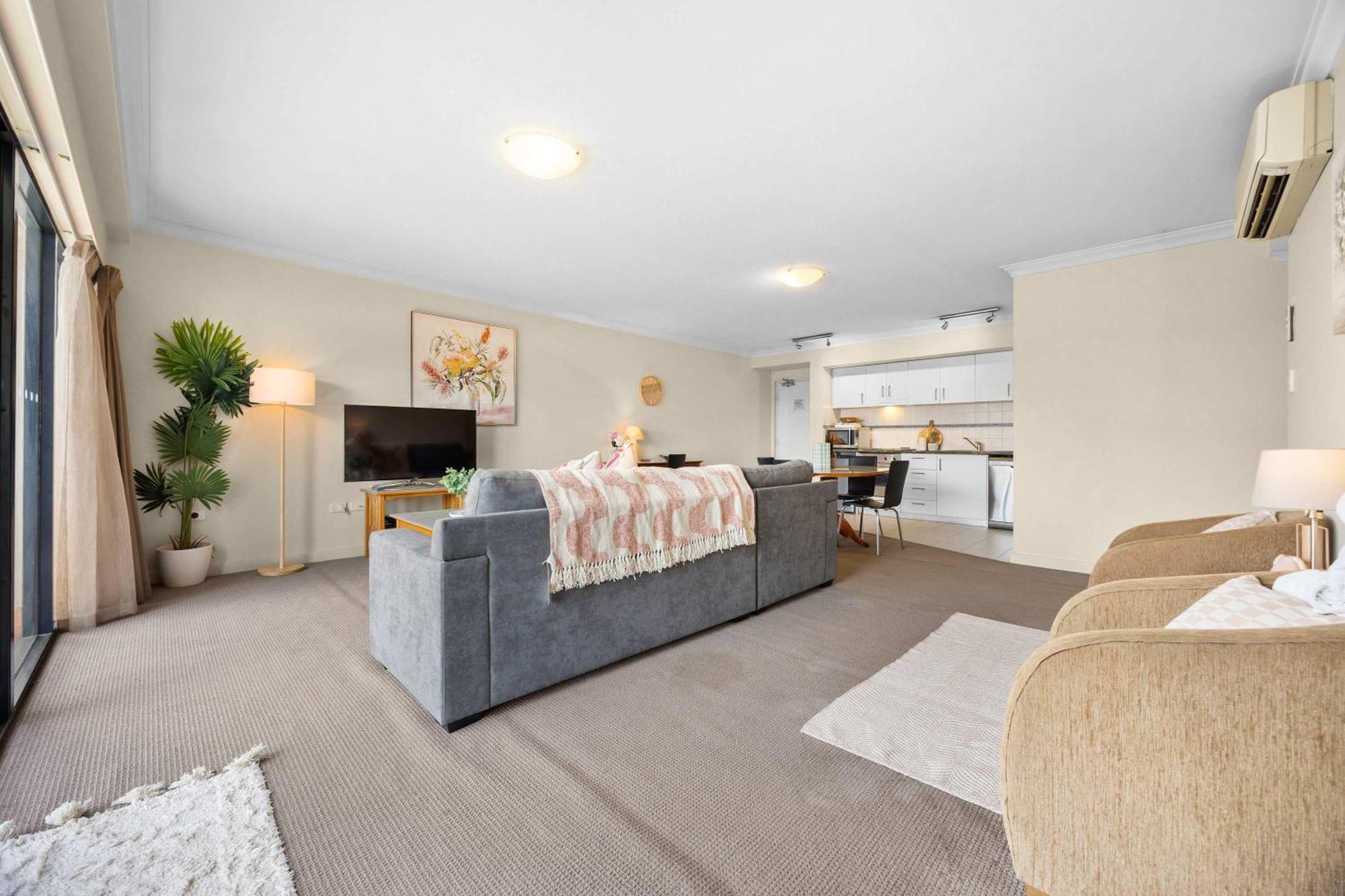 Views & Resort-style Living Pool Tennis & Parking Apartment