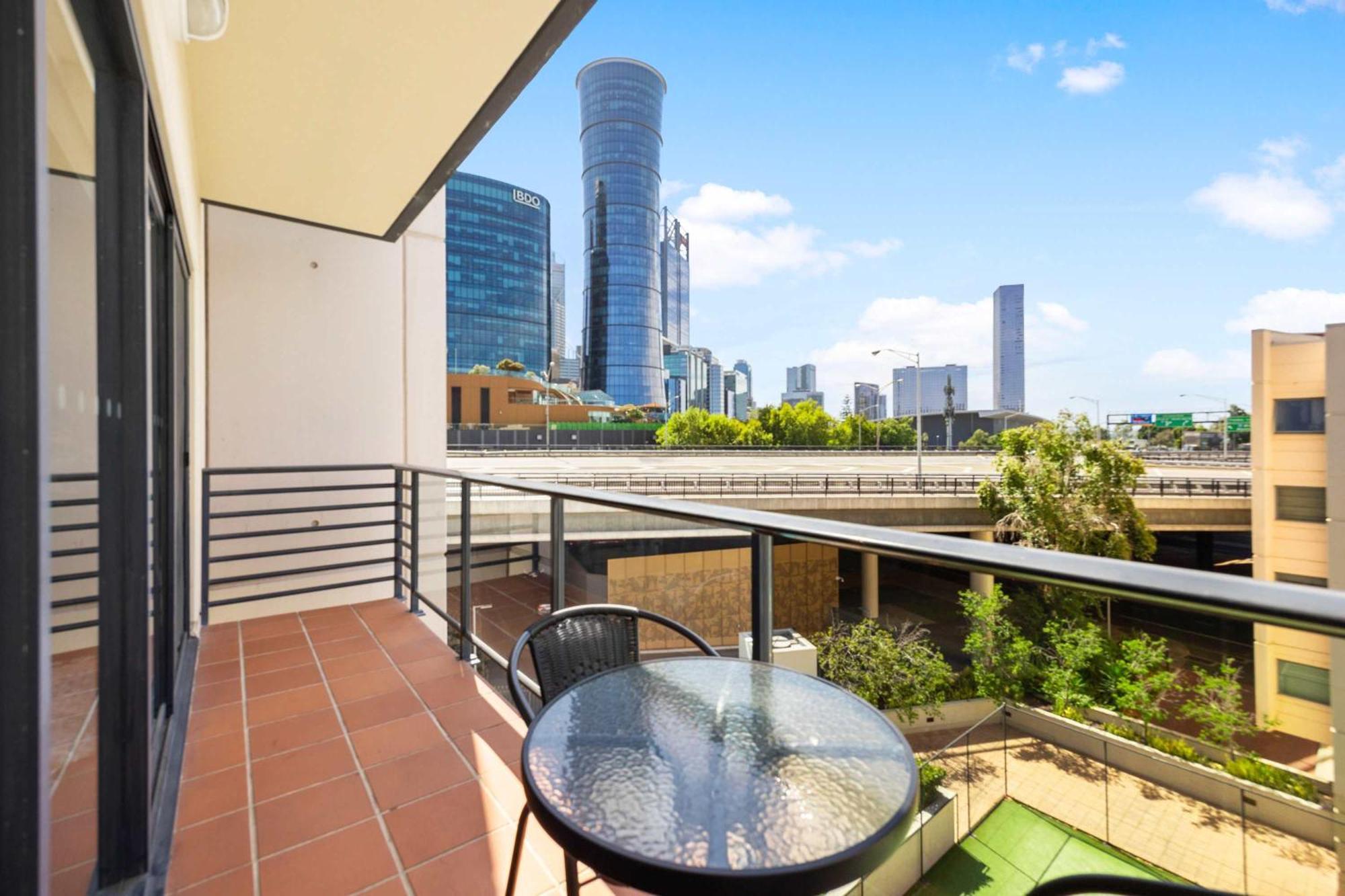 Views & Resort-style Living Pool Tennis & Parking Apartment
