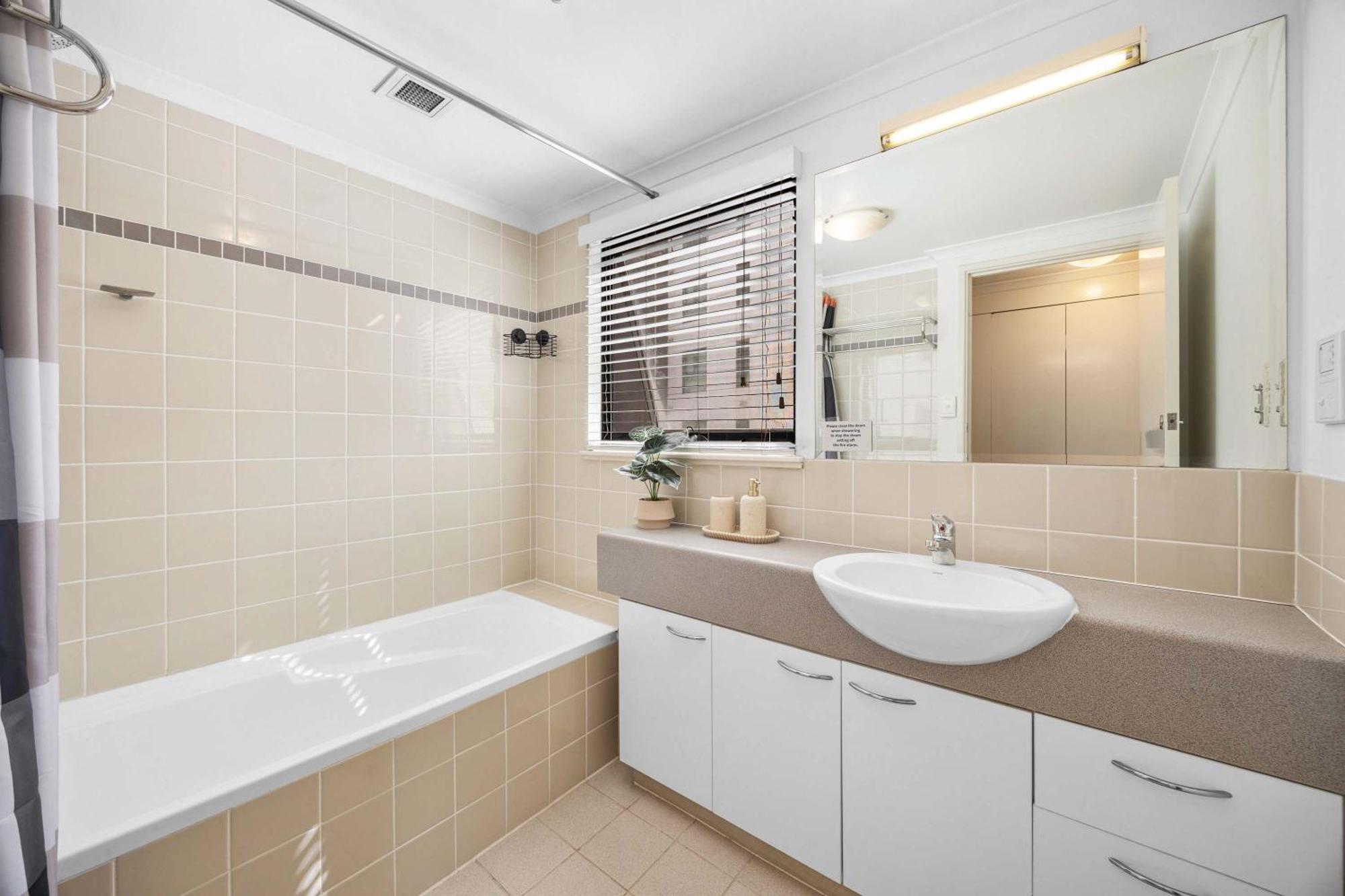 Views & Resort-style Living Pool Tennis & Parking Apartment *