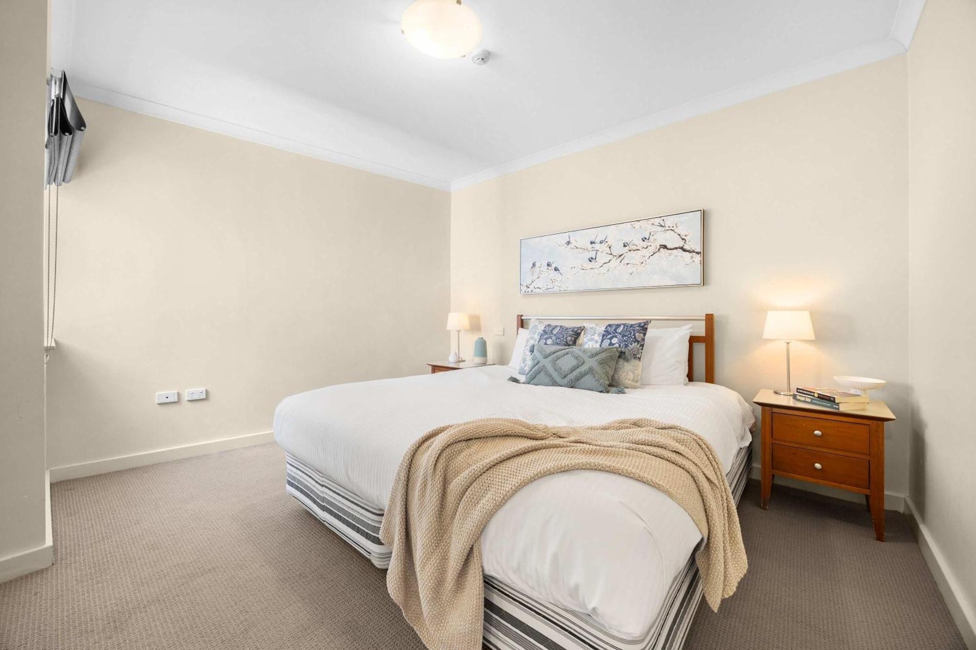 Views & Resort-style Living Pool Tennis & Parking Apartment *