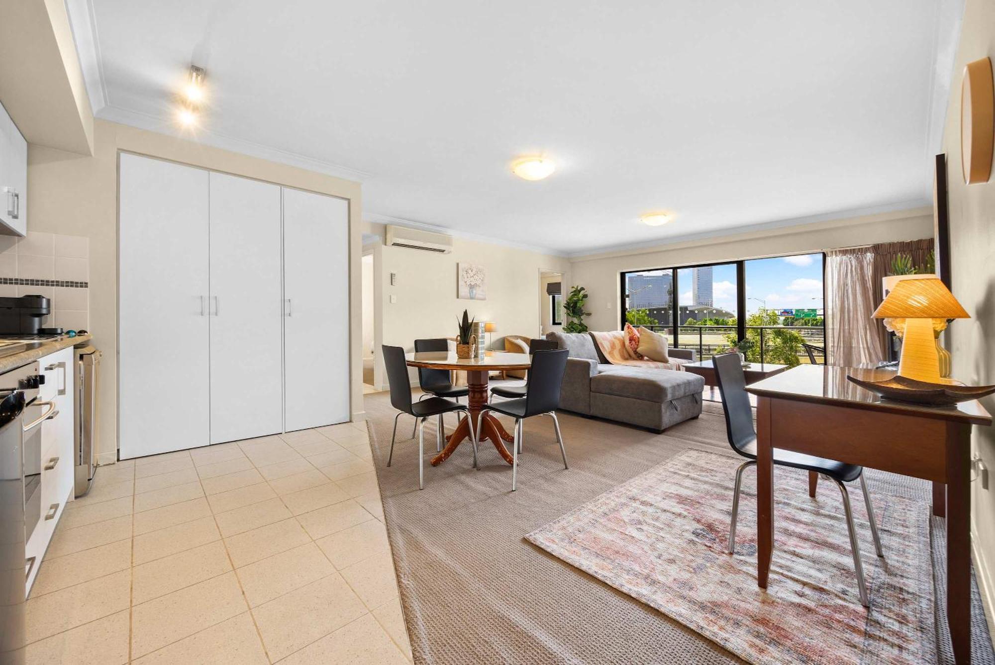 Views & Resort-style Living Pool Tennis & Parking Apartment *