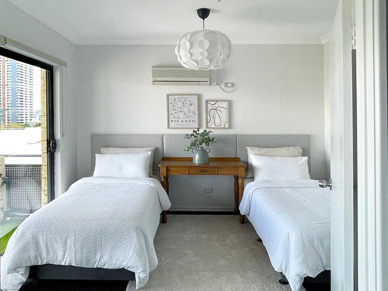 Stylish Executive Pad W Parking And Pool Apartment