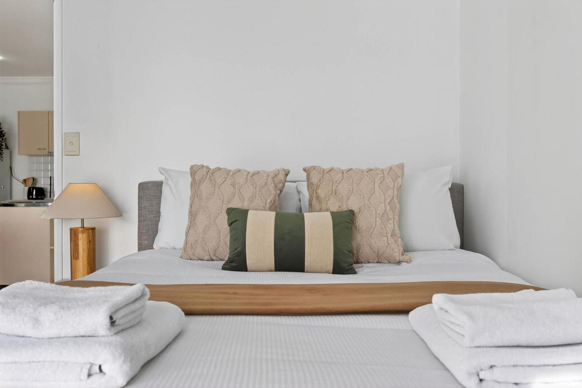 Apartment Stylish Cbd 2br With Balcony & Wi-fi *