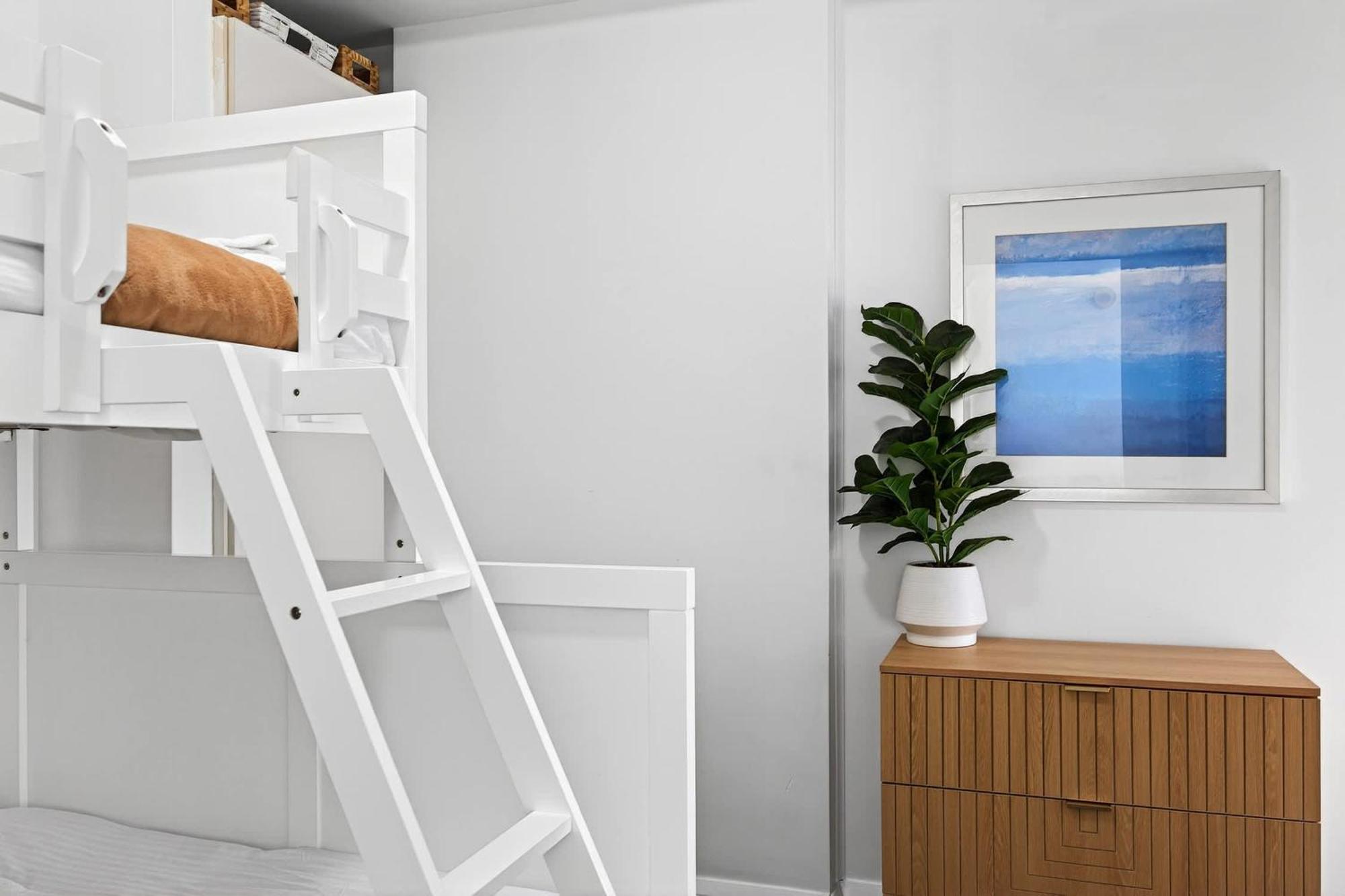 Stylish Cbd 2br With Balcony & Wi-fi Perth