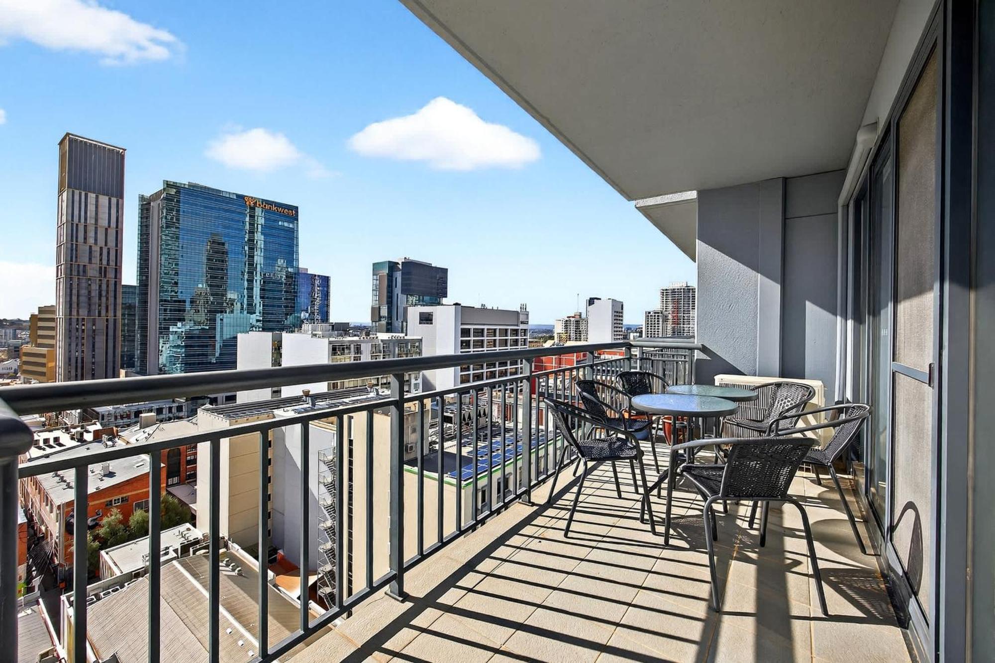Apartment Stylish Cbd 2br With Balcony & Wi-fi Perth