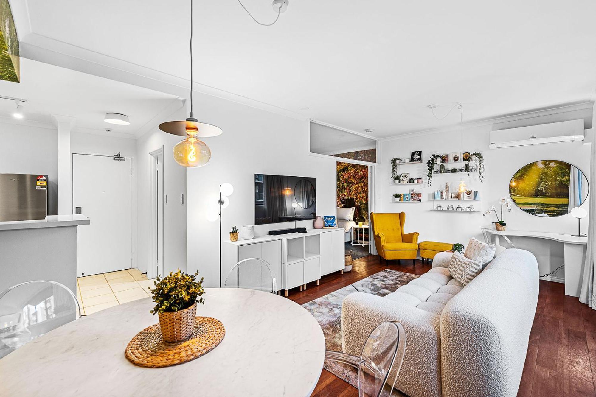 Bespoke East Apartemen *