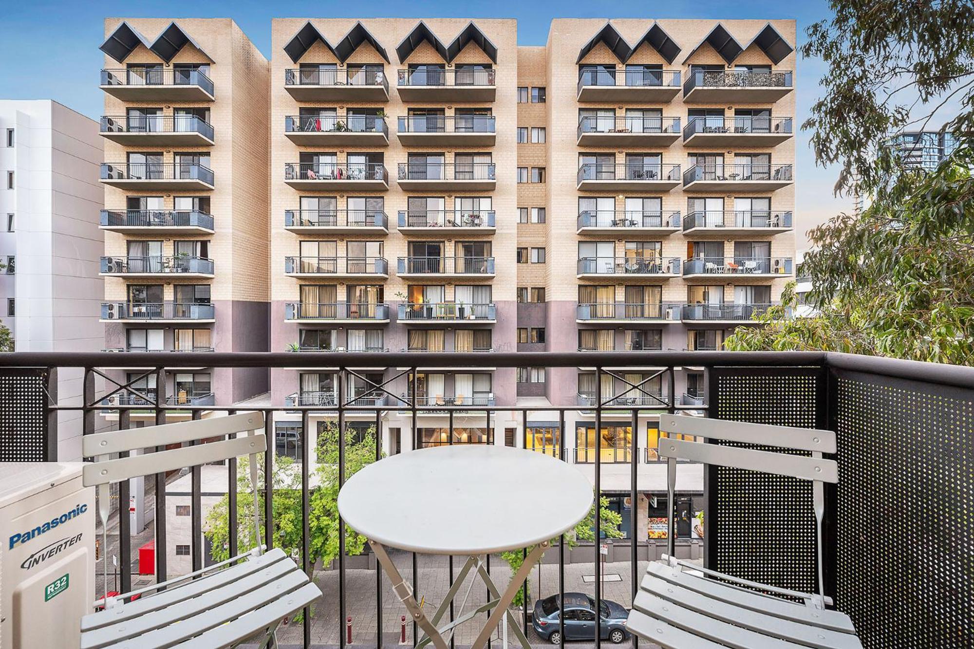 Apartemen Bespoke East *