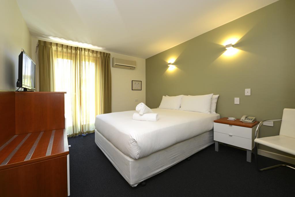 Sullivans 4*