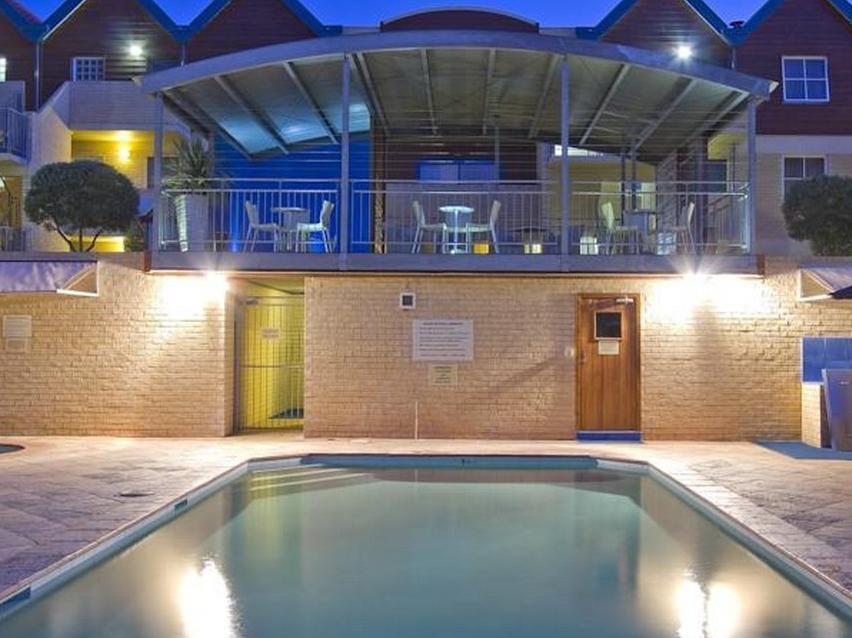 Hillarys Harbour Aparthotel 4*