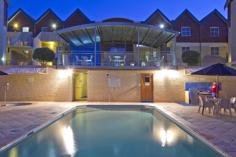 Aparthotel Hillarys Harbour 4*