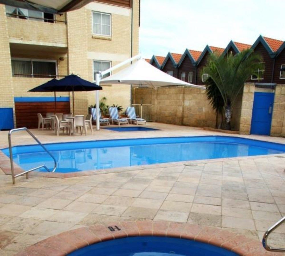 Aparthotel Hillarys Harbour 4*