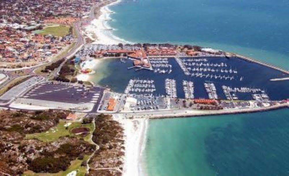 Hillarys Harbour Aparthotel 4*