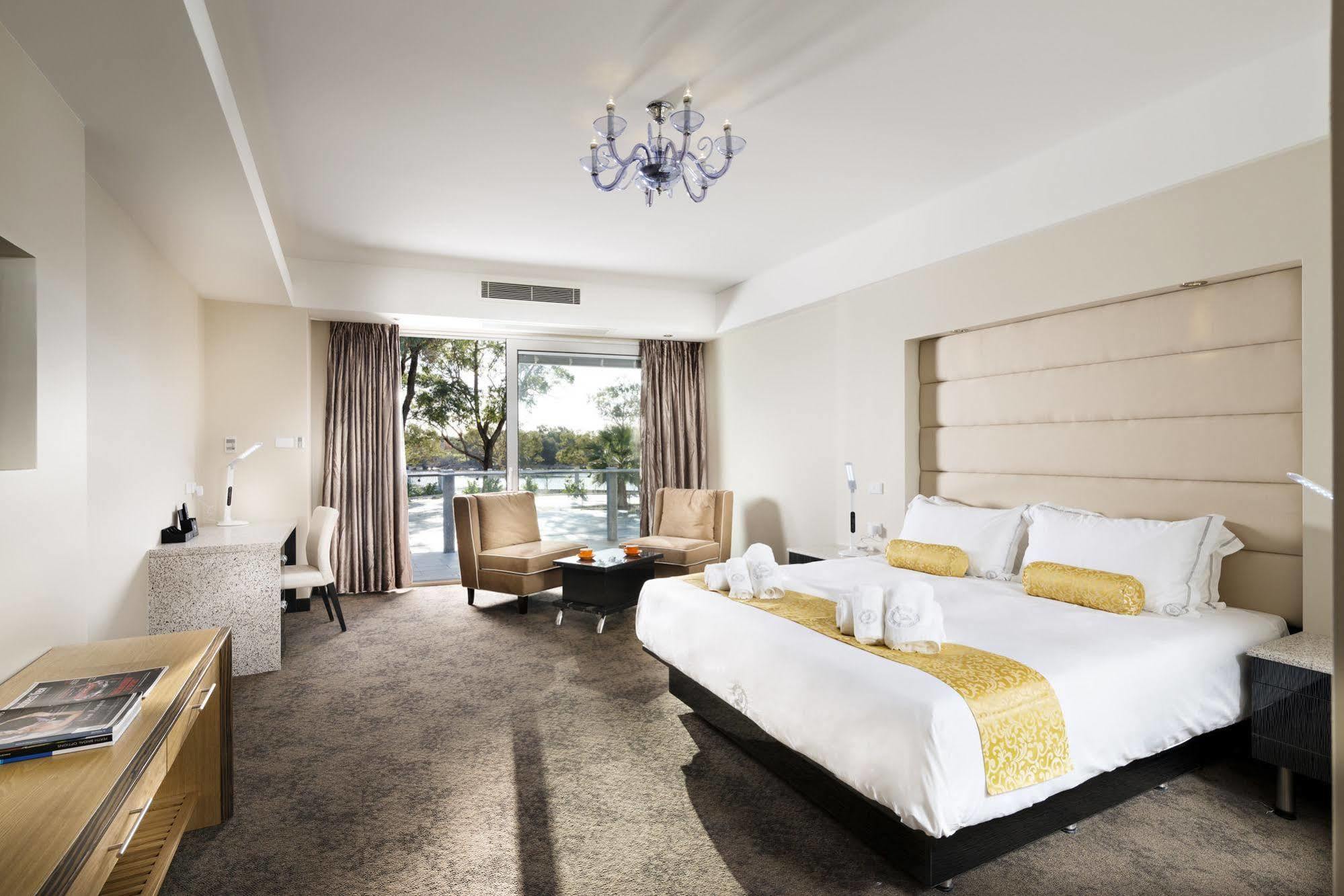 Swan River Hotel 4*