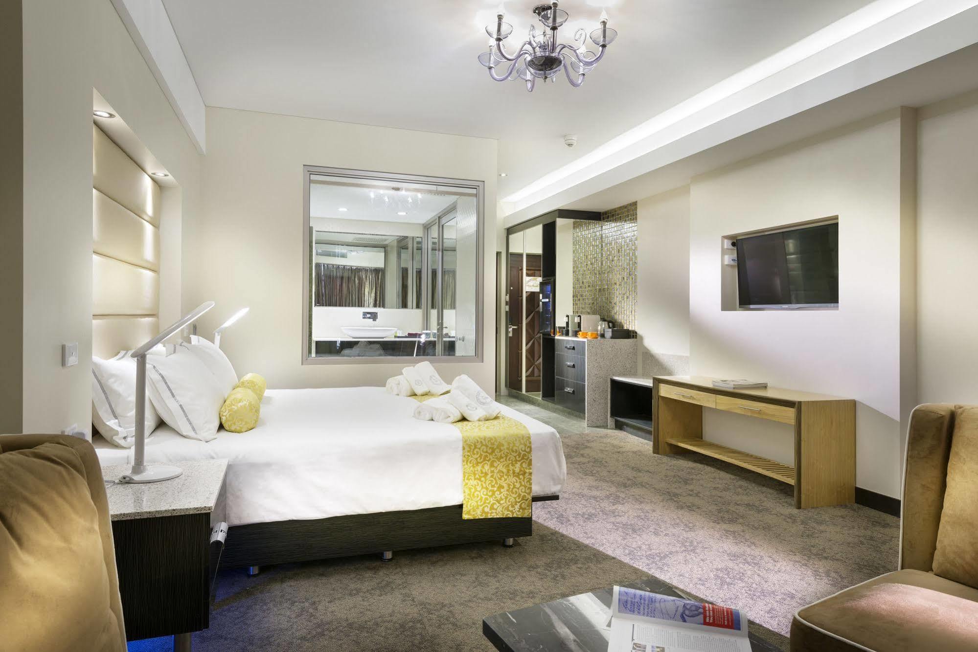 Hotel Swan River