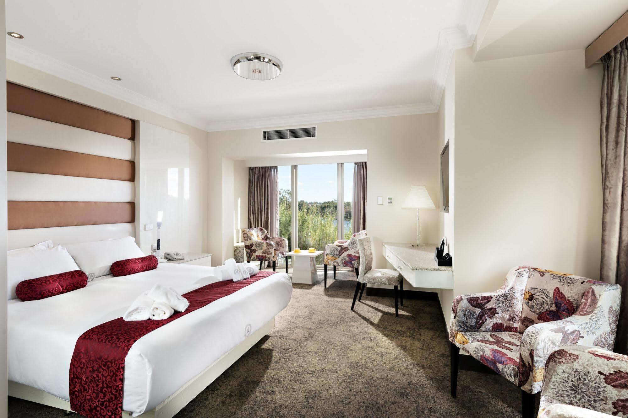 Hotel Swan River