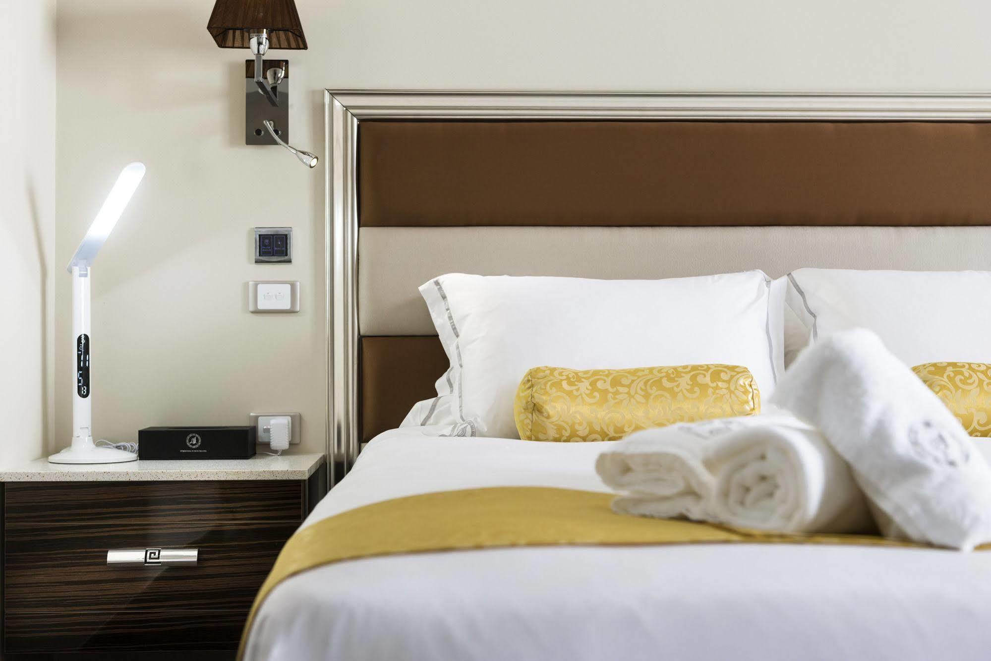 Hotel Swan River