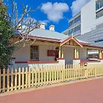 Emu Backpackers Perth - Note - Valid Passport Required For Check In