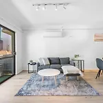 Convenient East Perth Stay With Free Parking