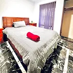 Affordable Long Term Stay Queen Size Bedroom Near City University Fremantle