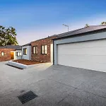 Premium Modern House-Walk To Curtin Uinversity-3 Bedroom & 2 Bathroom Up For 4 People