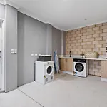 Premium Modern House-Walk To Curtin Uinversity-3 Bedroom & 2 Bathroom Up For 4 People