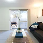 Hensman 5 - 1Brm Unit With Courtyard & Parking