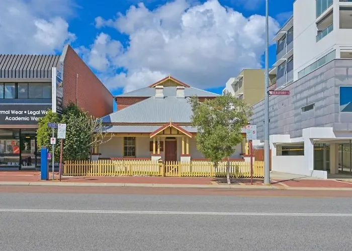 Emu Backpackers Perth - Note - Valid Passport Required For Check In