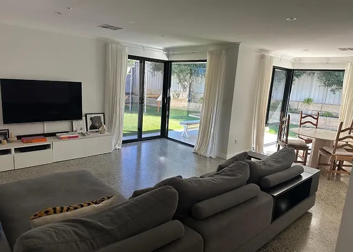 Westerly House - A Luxe Mullaloo Beach Retreat