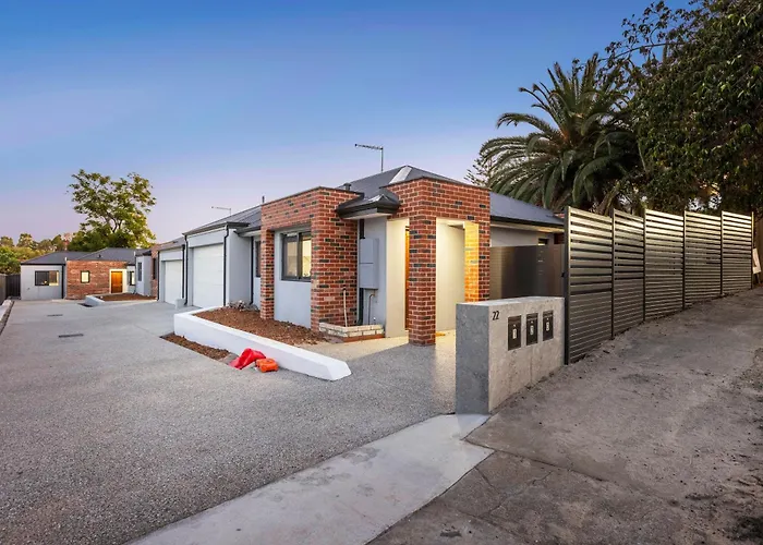 Premium Modern House-Walk To Curtin Uinversity-3 Bedroom & 2 Bathroom Up For 4 People